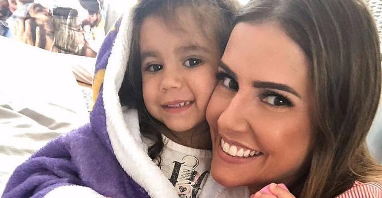 Maria Flor tem dia de princesa ao lado de Deborah Secco