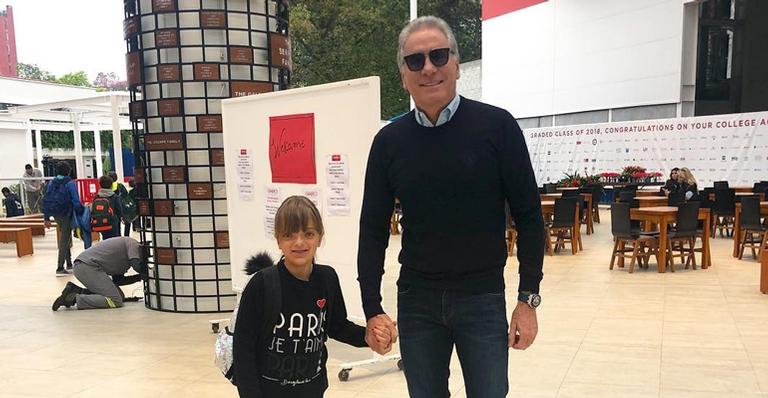 Rafa Justus vai a primeiro dia de aula acompanhada do pai, Roberto