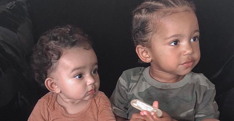 Fofura! Kim Kardashian exibe filhos e revela: ”São inseparáveis”