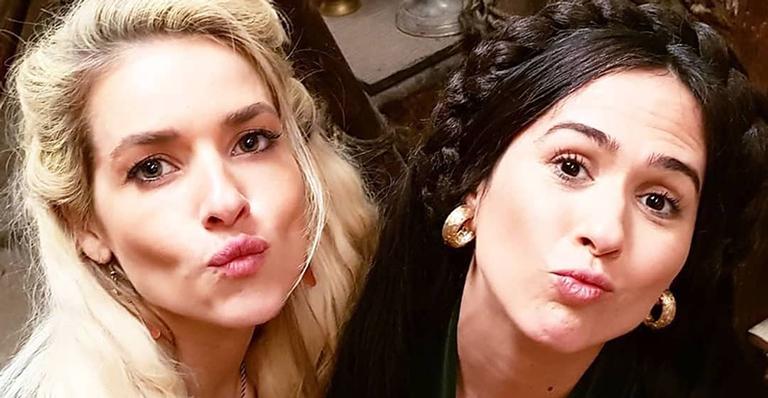 Monique Alfradique posa de biquíni e Tatá Werneck faz comentário sincerão