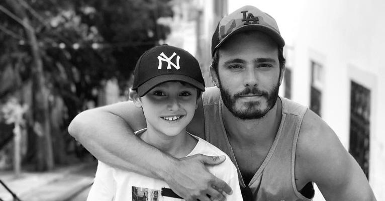 Morando em Portugal, Thiago Rodrigues lamenta se despedir do filho: “Estaremos juntos outra vez’’