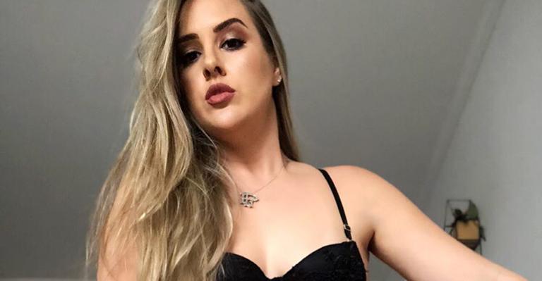 Ex-BBB Patrícia Leitte sensualiza e exibe cinturinha em foto