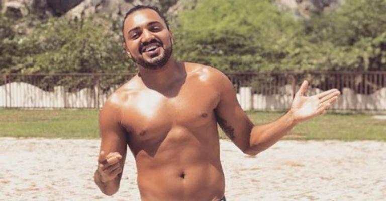 Após perda de peso impressionante, Tirullipa posa sem roupa fazendo graça com bola de futebol