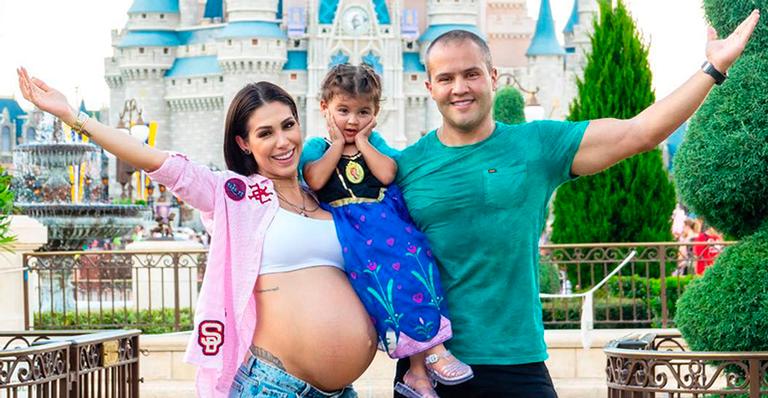 Fofa! Filha de Bella Falconi fica chocada ao ver celulite na mãe