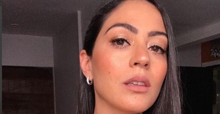 Carol Castro encanta ao compartilhar foto de biquíni com a filha na praia