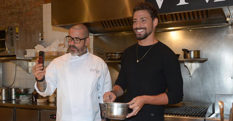 Prendado, Cauã Reymond cozinha massa e é aprovada por Henrique Fogaça