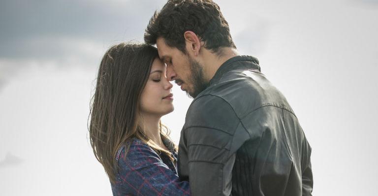 Vitória Strada e João Vicente formam o novo casal protagonista das 18h