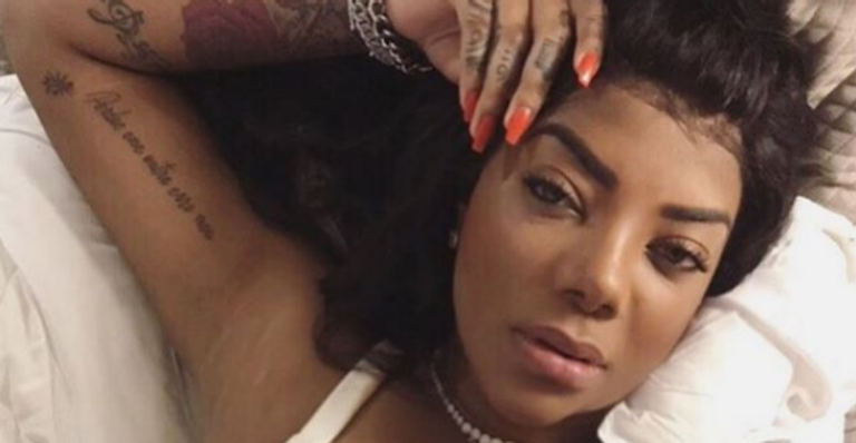 Ludmilla aparece sexy sem sutiã na cama em clique ousado