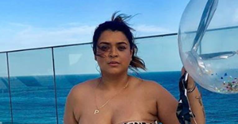 Preta Gil completa 44 anos e posa de biquíni de oncinha em piscina: ‘’Poderosa’’