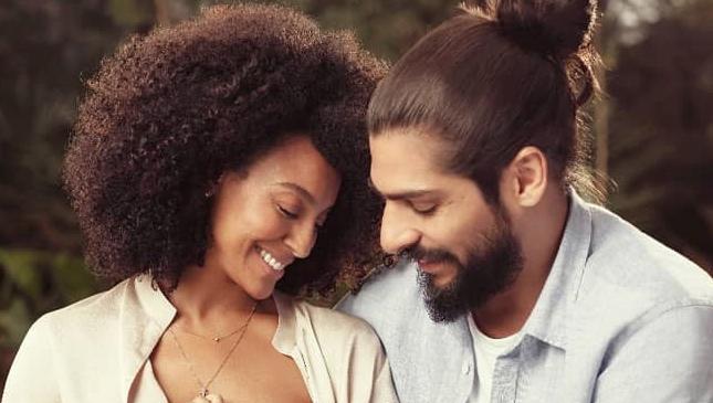 Fofura! Sheron Menezzes amamenta Benjamin ao lado do marido, Saulo