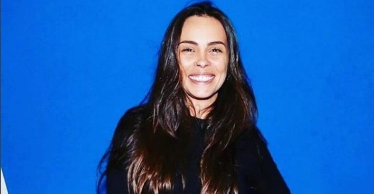 Após ter 3 filhos, ex-Chiquitita Gisele Frade publica foto com seios à mostra