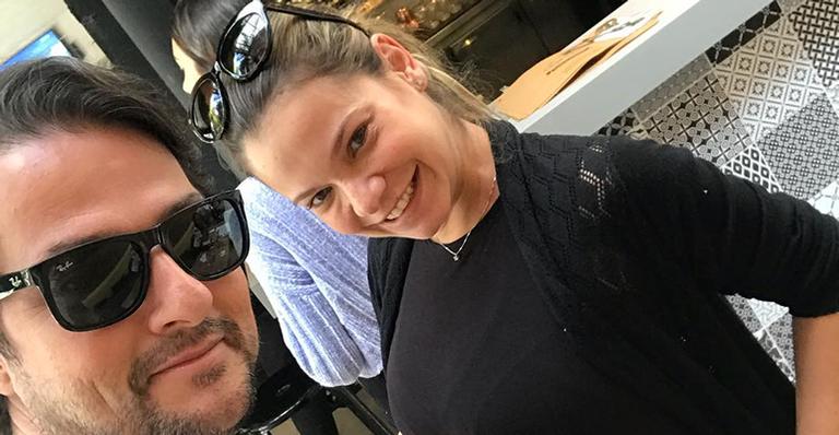 Grávida, Milena Toscano exibe barriguinha em clique de Marcelo Serrado