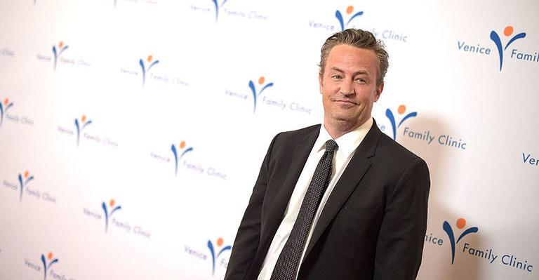 Matthew Perry se recupera bem de cirurgia após perfuração no intestino