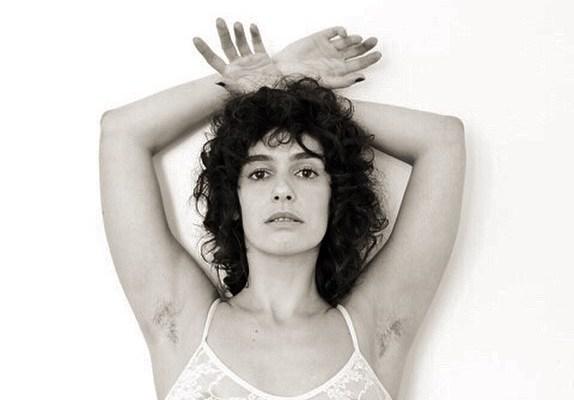 Maria Flor posa com dois homens na cama e diz: ”Toda forma de amor é possível”