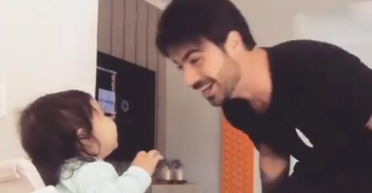 Fofura! Ex-BBB Rodrigão faz a filha, Linda, cair na gargalhada