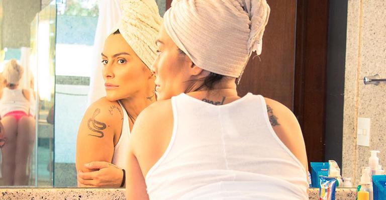 Cleo faz pose sexy pós-banho e impressiona fãs: ”Fico caçando defeitos”