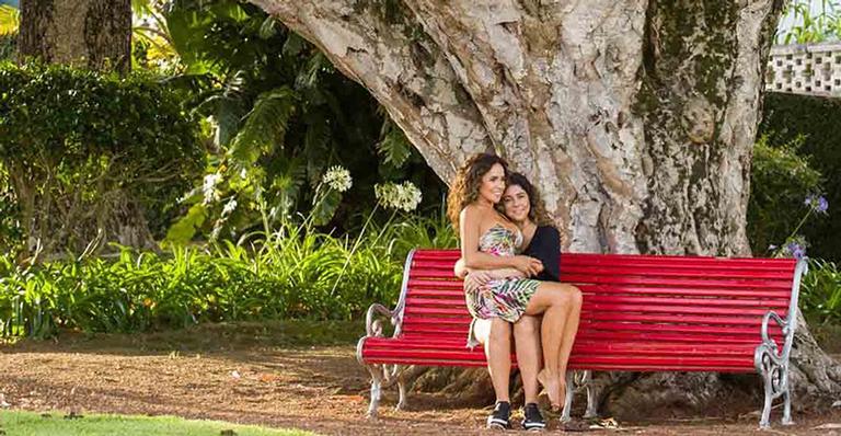 Daniela Mercury aparece no colo de Malu Verçosa em clique romântico: ”Família”