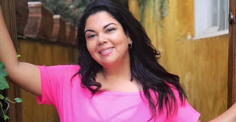 20 kg mais magra, Fabiana Karla surge só de top praticando exercícios e avisa: ”Desistir, nunca”