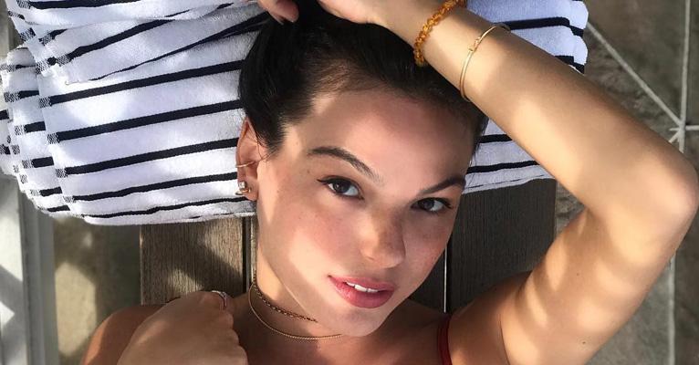 Isis Valverde chega aos 7 meses de gestação e comemora de biquíni: ”Meu pequeno Rael”