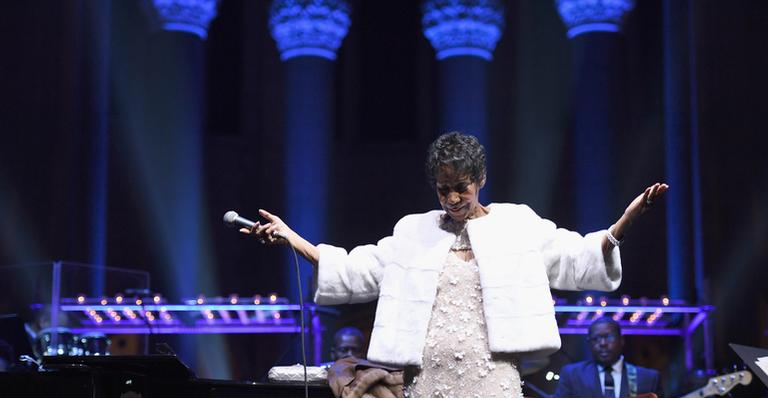 Após internação urgente, Aretha Franklin se recupera em casa