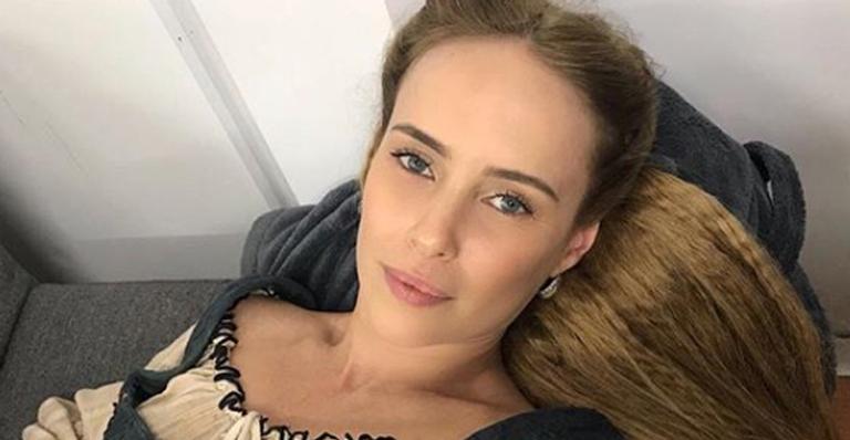 Fernanda Nobre exibe novo visual e mostra os fios loiros