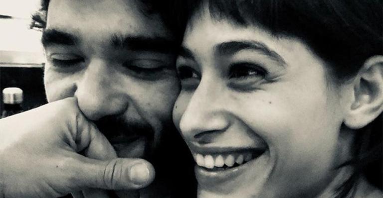Caio Blat posta raro registro ao lado da namorada, Luisa Arraes