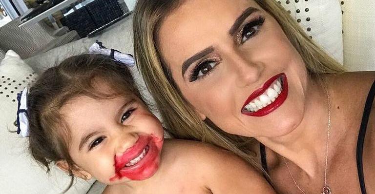 16 fotos que mostram famosas enfrentando perrengues pelos quais toda mamãe já passou