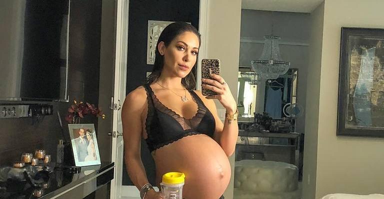 Bella Falconi mostra barrigão de grávida na banheira e encanta fãs