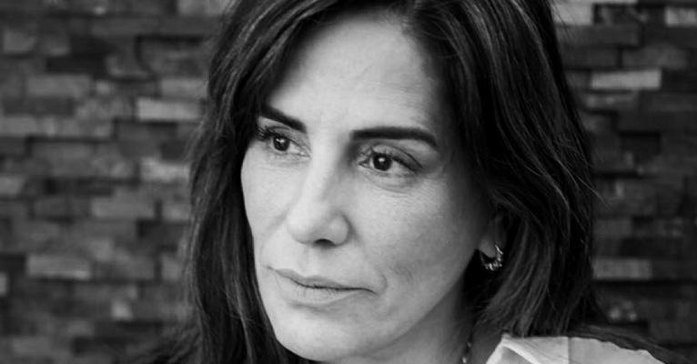 De férias, Gloria Pires aparece com o cabelo mais loiro e comprido