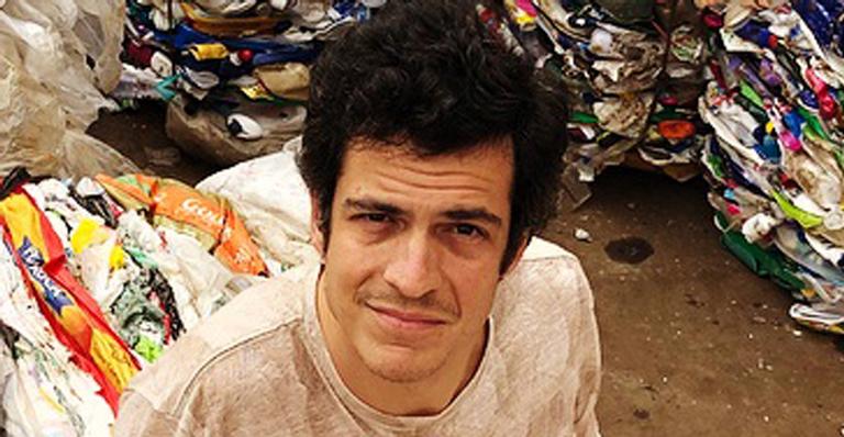 Mateus Solano surge no meio do lixo para mandar mensagem conscientizadora