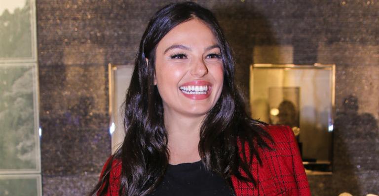 Gravidíssima, Isis Valverde chama a atenção em evento com look estiloso
