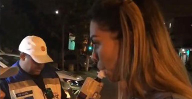 Kelly Key é pega em blitz e faz teste do bafômetro