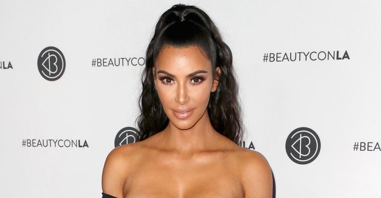 Kim Kardashian consegue Lamborghini só para combinar com peruca verde-limão