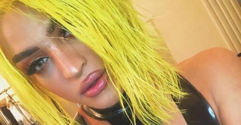 Novo clipe de Pabllo Vittar rende piada por ter o mesmo cenário de muitos outros