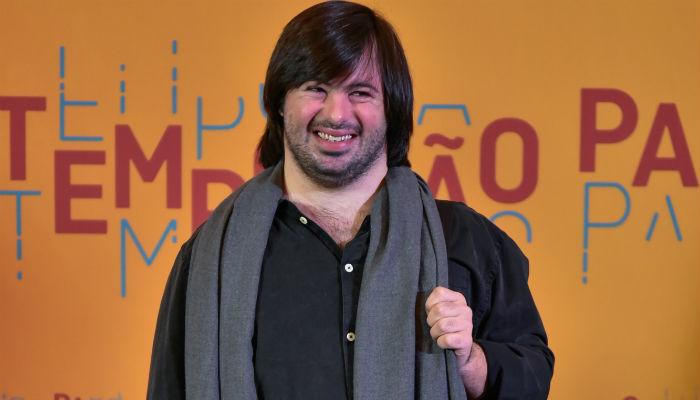 Ator com síndrome de Down rouba a cena em ‘O Tempo Não Para’