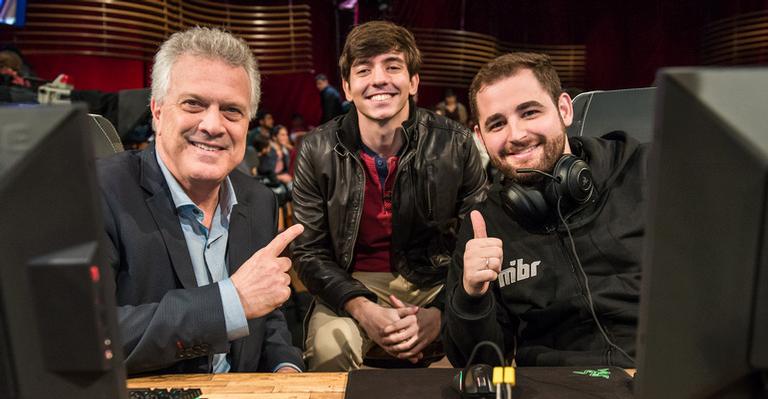 Moderninho! Bial joga videogame no palco de seu programa