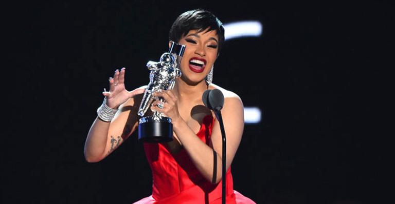Dois meses após dar à luz, Cardi B aparece com decotes deslumbrantes em tapete vermelho
