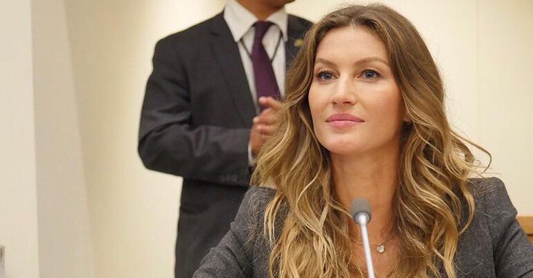 Gisele Bündchen posa de roupão com a filha, Vivian, em set de filmagens