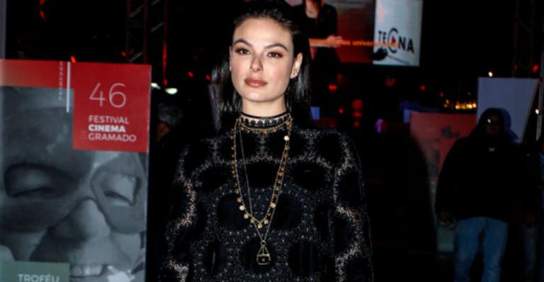 Gravidíssima, Isis Valverde rouba a cena no red carpet do Festival de Cinema de Gramado