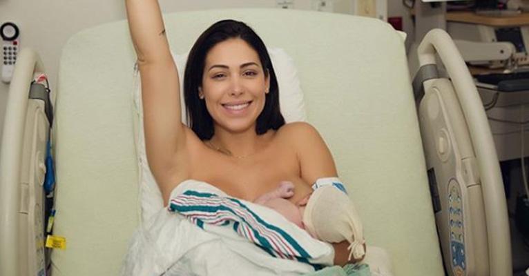 Bella Falconi vai às lágrimas e desabafa sobre hábito de filha recém-nascida