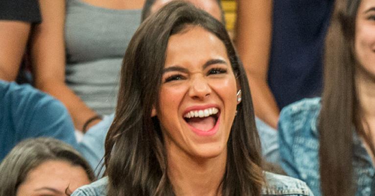 Bruna Marquezine usa filtro de Kylie Jenner e exibe decotão no Instagram