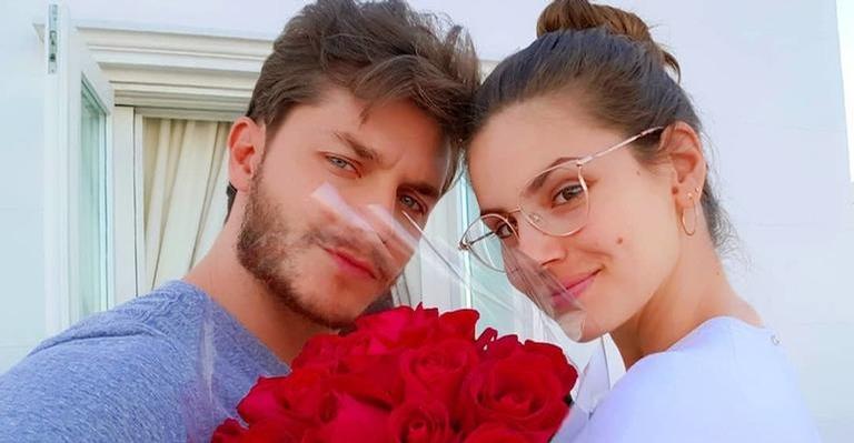 Lá vem a noiva! Camila Queiroz desembarca no Ceará para seu casamento com Klebber Toledo