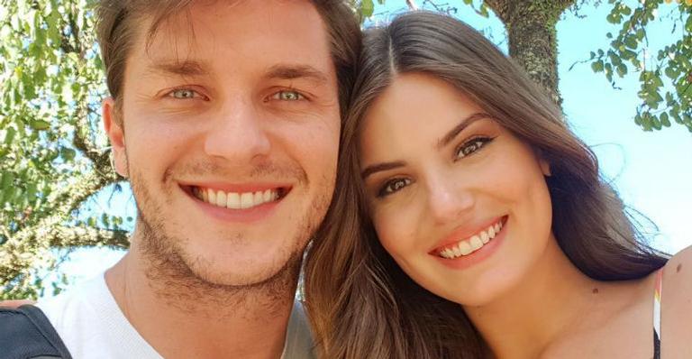 Camila Queiroz e Klebber Toledo mostram ensaio pré-casamento