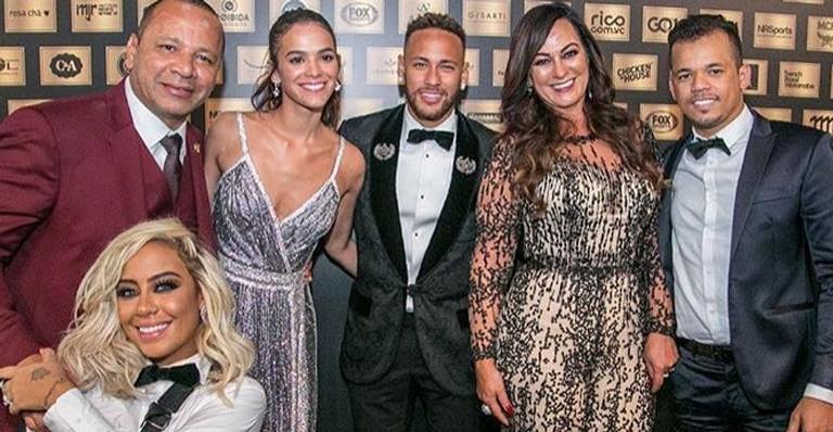 Pai de Neymar Jr. exibe antes e depois de sua família e inclui Bruna Marquezine