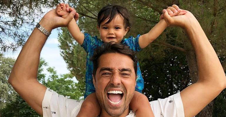 Muito amor! Ricardo Pereira aparece em clique fofo com a caçula, Julieta