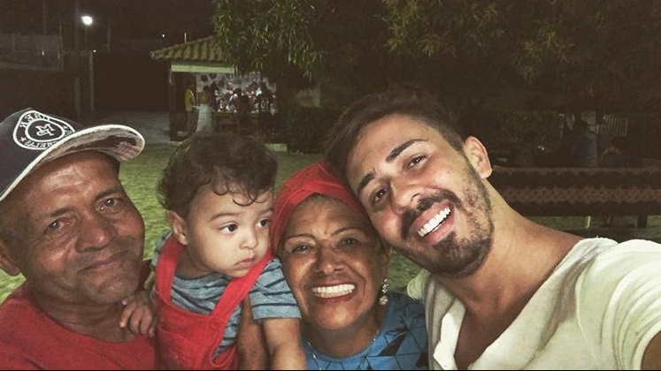 Carlinhos Maia se emociona ao entregar casa que comprou para os pais: ”Honrar pai e mãe”