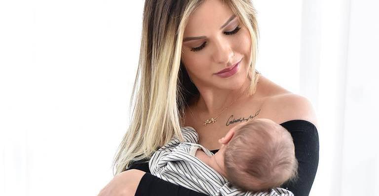 Andressa Suita exibe a barriguinha na web e celebra: ”Um mês e quatro dias após o parto”
