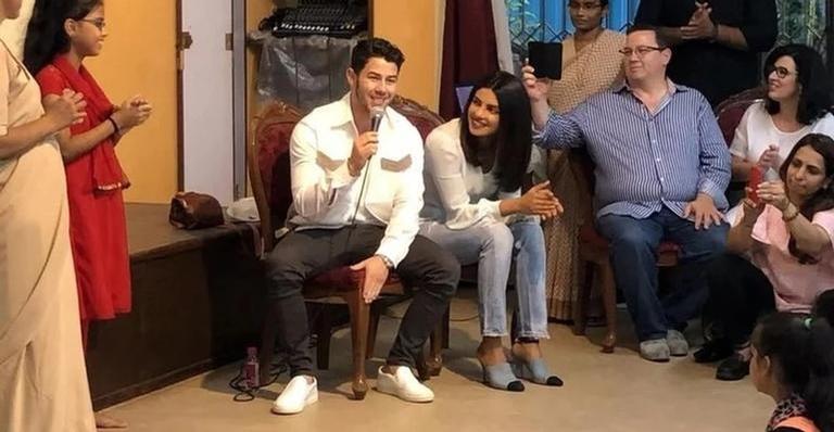 Mãe de Priyanka Chopra opina sobre união da filha com Nick Jonas: ”Quero um casamento indiano”