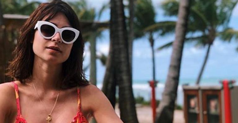 Em Pernambuco, Thaila Ayala exibe o corpo em boa forma e impressiona fãs