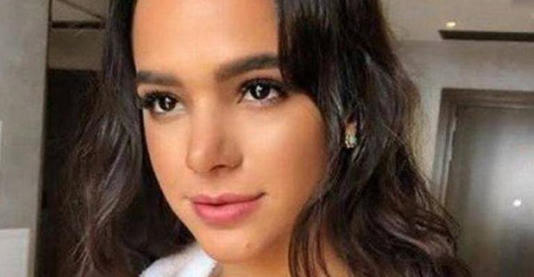 Usando apenas um roupão, Bruna Marquezine se joga ao som de rap e quase mostra demais